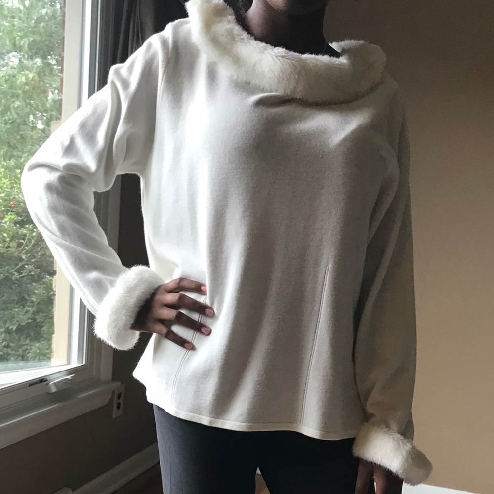Sweater with detachable collar and cuffs.